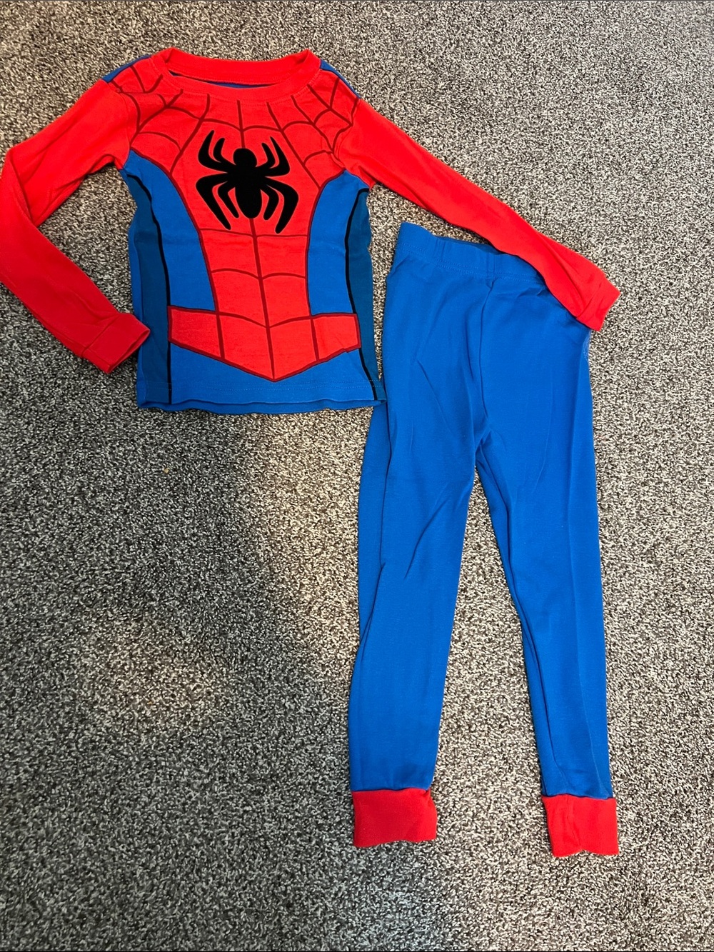 New (never worn) Boys’ 5T Spiderman Superhero Cosplay 2-piece PJ set!
